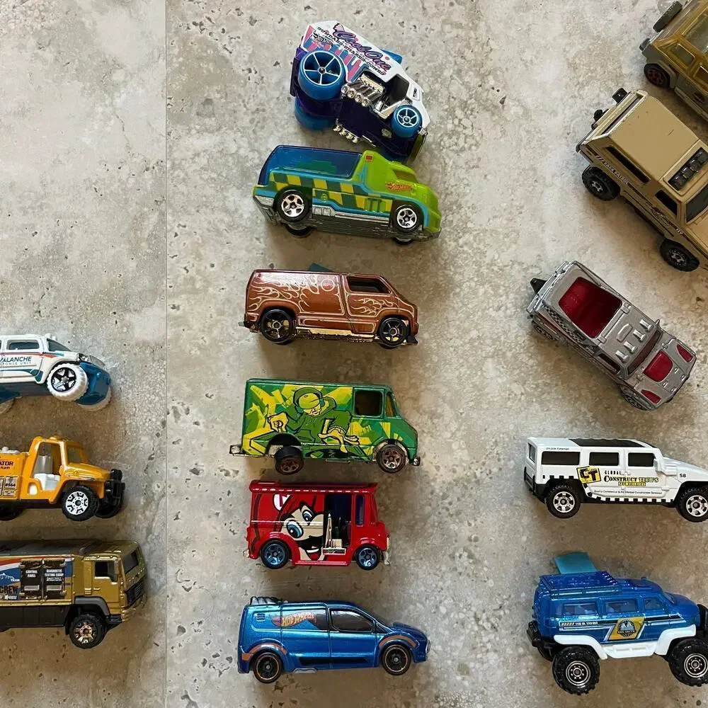 Matchbox & Hot Wheels Diecast Trucks Kombi Hummer Lot of 18 Vehicles